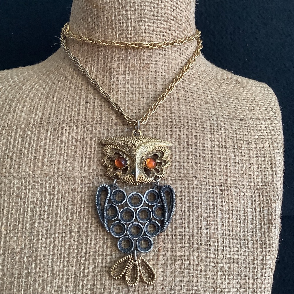 Vintage gold tone owl pendant necklace.